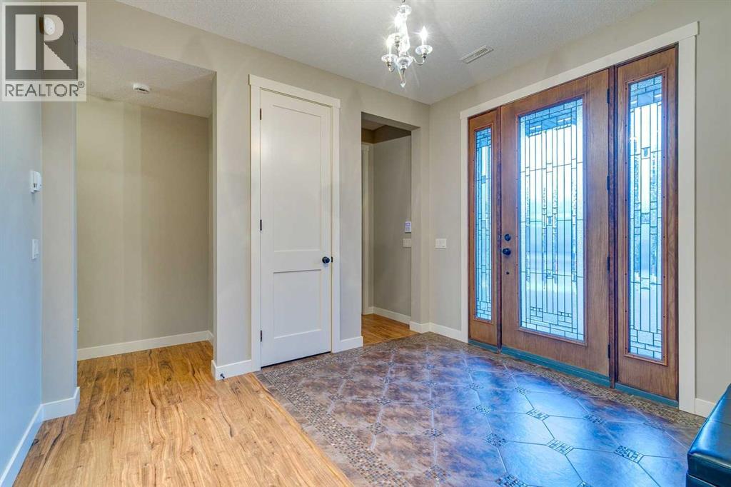 House for Sale in 215 Patton Court SW|Calgary, Alberta T2V5G4 4