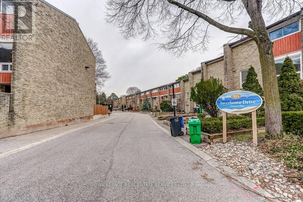 Row / Townhouse for Sale in 68 - 915 INVERHOUSE DRIVE|Mississauga (Clarkson), Ontario L5J4B2 3