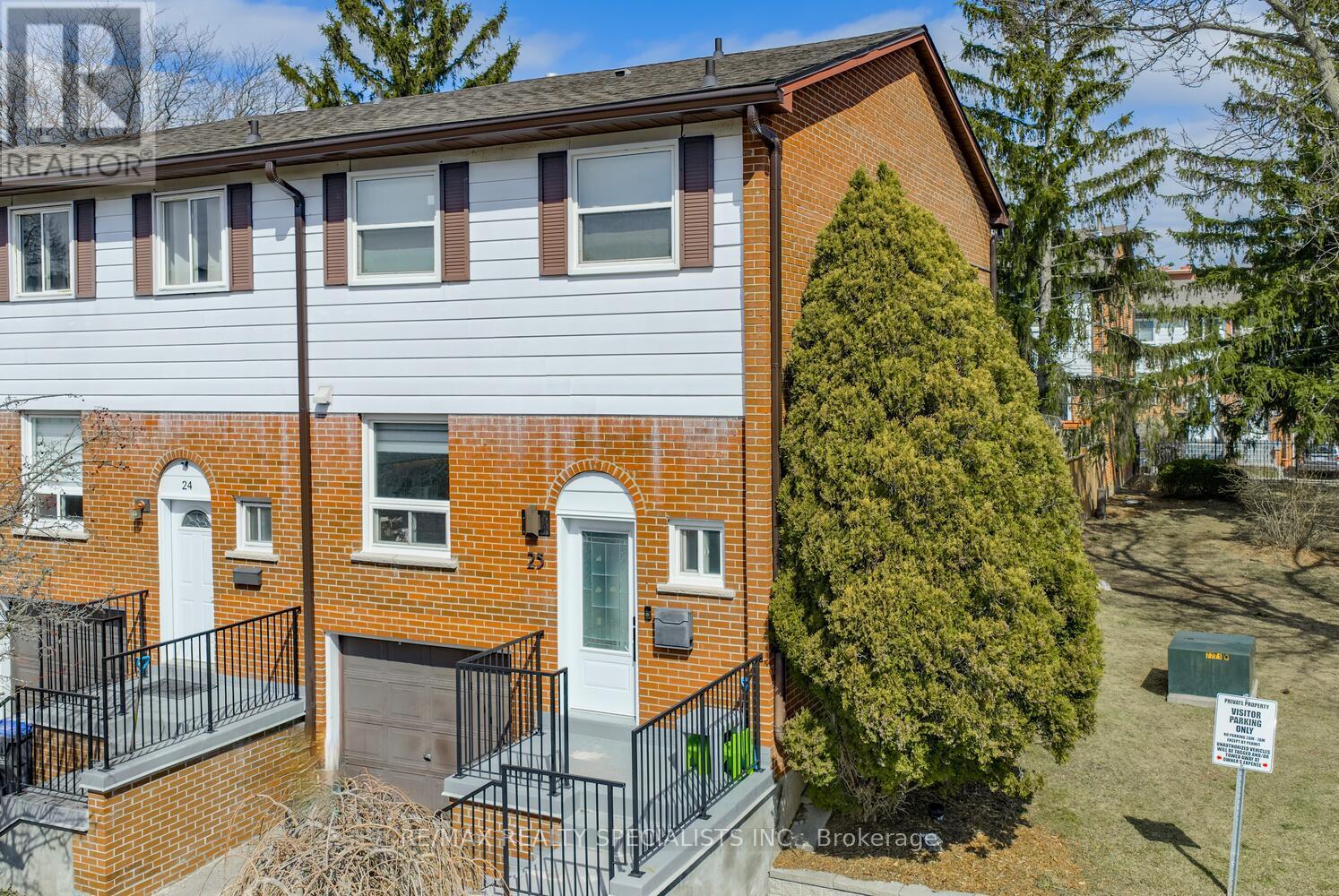 Row / Townhouse for Sale in 25 - 2445 HOMELANDS DRIVE|Mississauga (Sheridan), Ontario L5K2C6 2