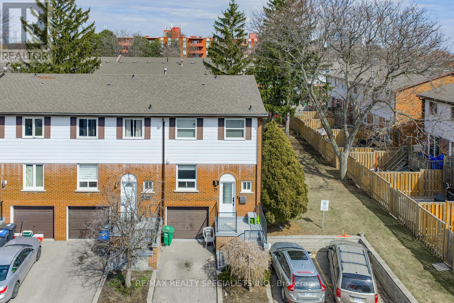 Row / Townhouse for Sale in 25 - 2445 HOMELANDS DRIVE|Mississauga (Sheridan), Ontario L5K2C6 3