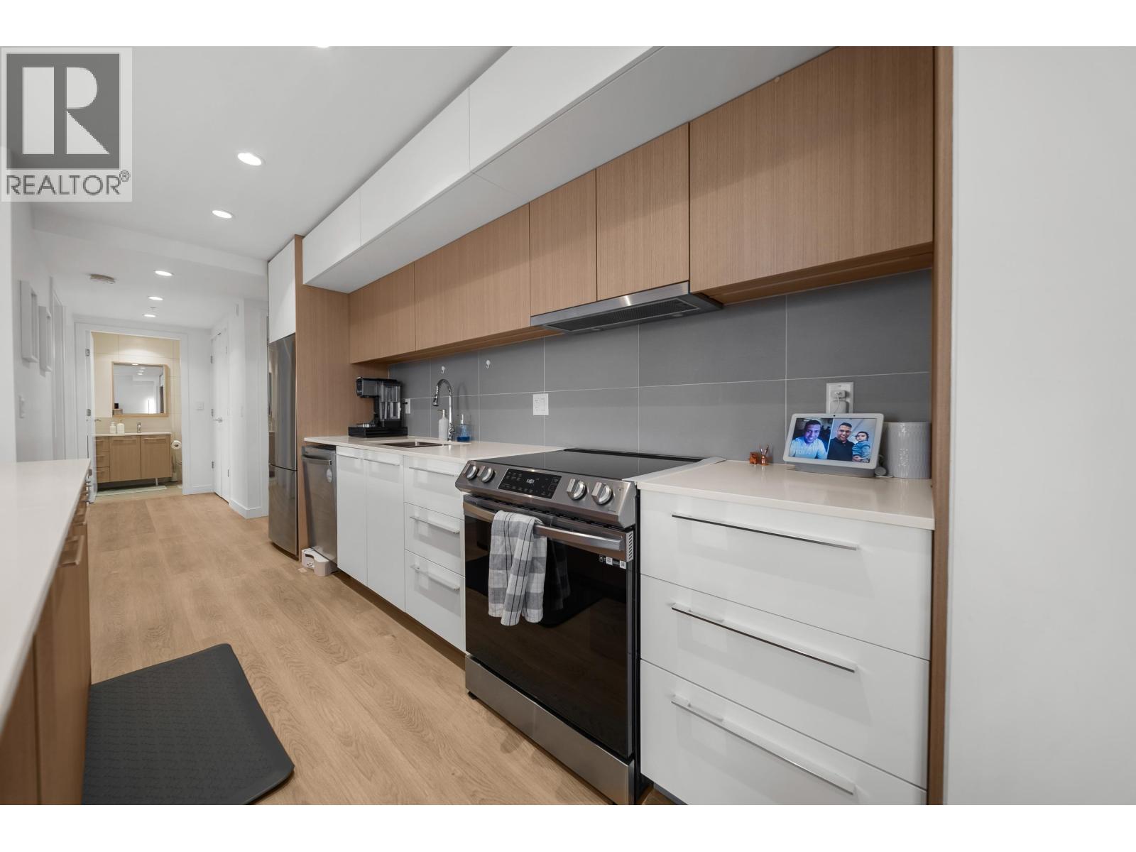 For sale: 305 9580 TOWER ROAD, Burnaby, British Columbia V5A0G5 ...