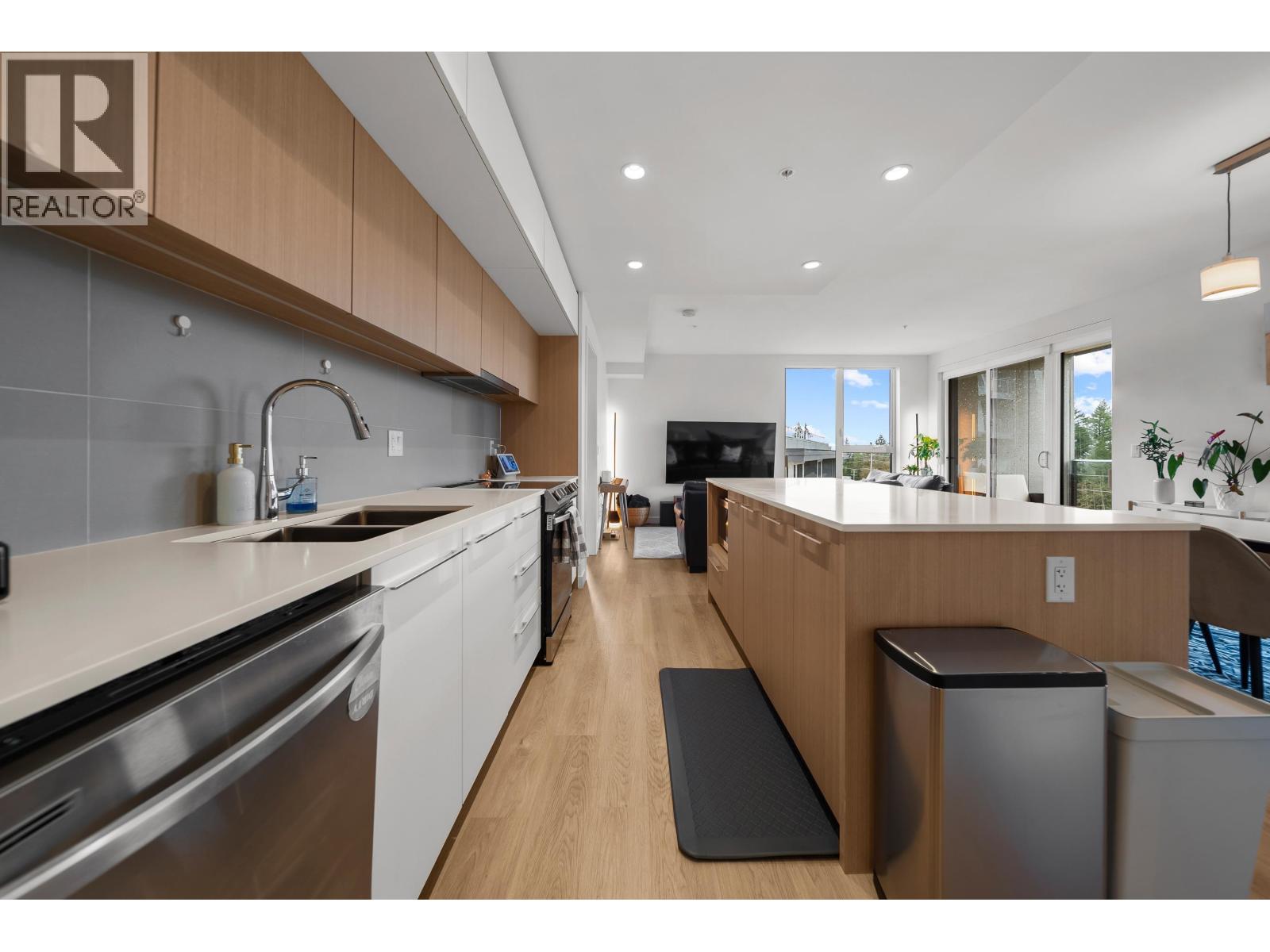 For sale: 305 9580 TOWER ROAD, Burnaby, British Columbia V5A0G5 ...