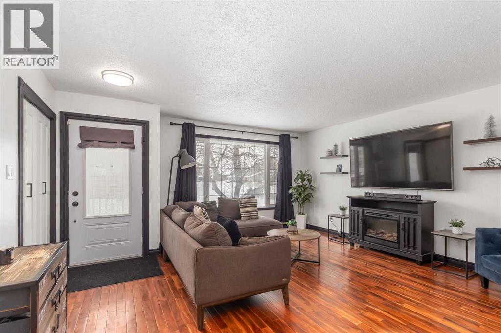 For sale: 334 Hillcrest Drive, Fort McMurray, Alberta T9H3X5 - A2299547 ...