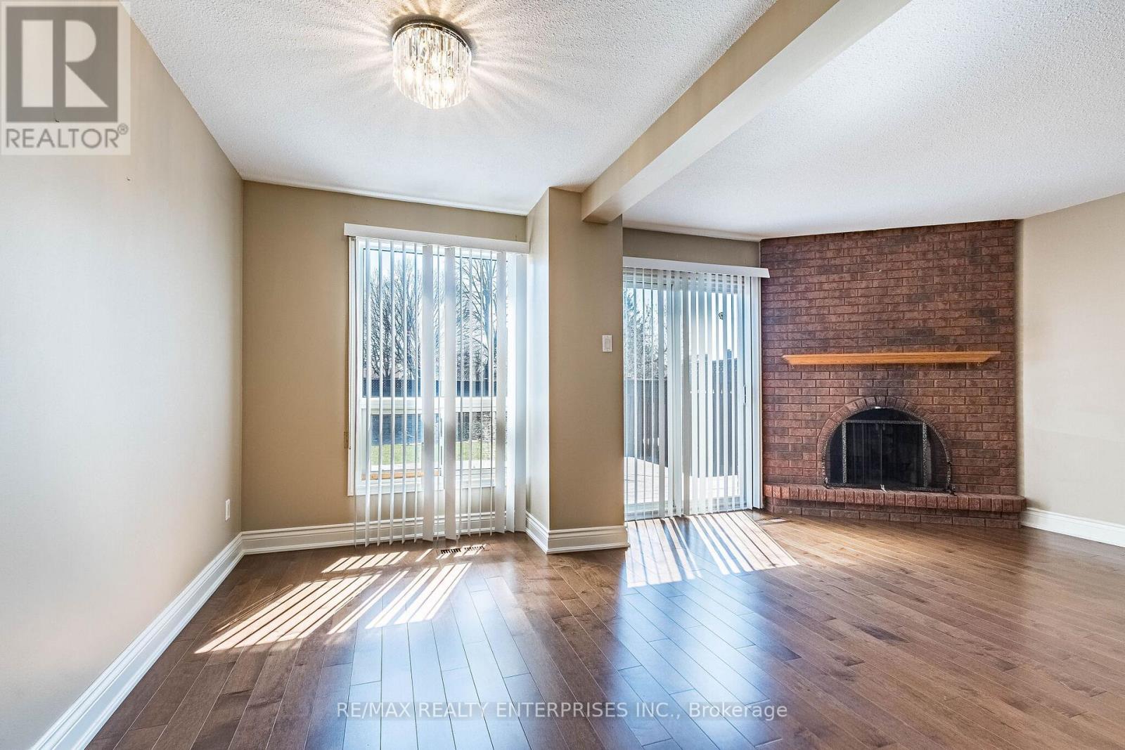 Row / Townhouse for Sale in 3016 RYMAL ROAD|Mississauga (Applewood), Ontario L4Y4B4 4