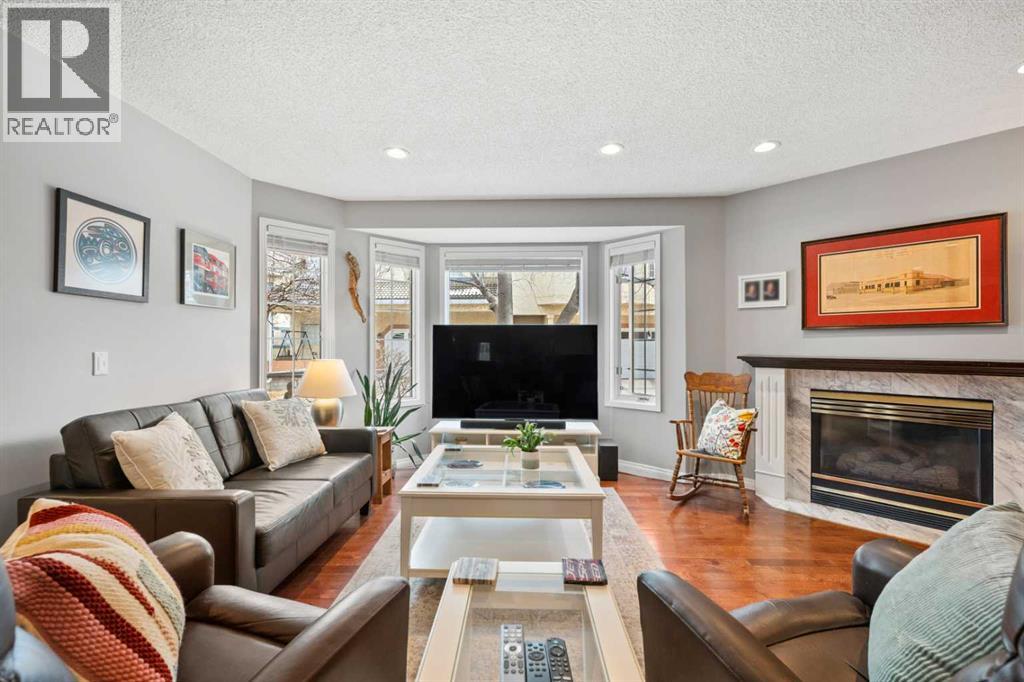 Row / Townhouse for Sale in 38 Richelieu Court SW|Calgary, Alberta T3E7E9 5