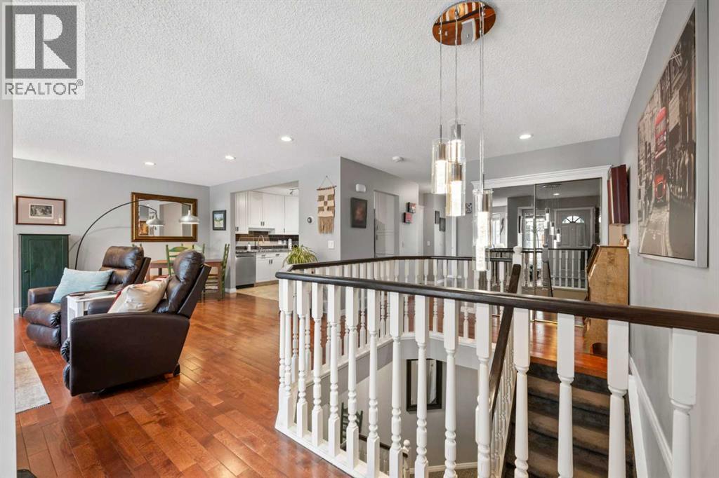 Row / Townhouse for Sale in 38 Richelieu Court SW|Calgary, Alberta T3E7E9 3
