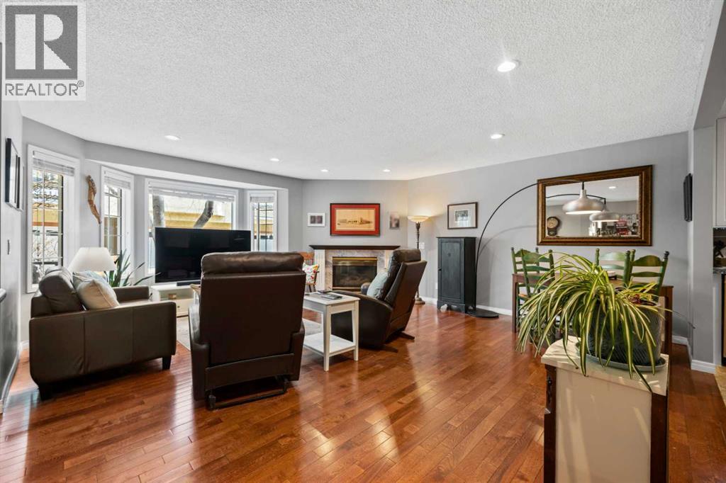 Row / Townhouse for Sale in 38 Richelieu Court SW|Calgary, Alberta T3E7E9 4