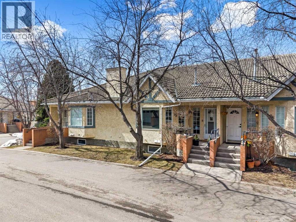 Row / Townhouse for Sale in 38 Richelieu Court SW|Calgary, Alberta T3E7E9 2