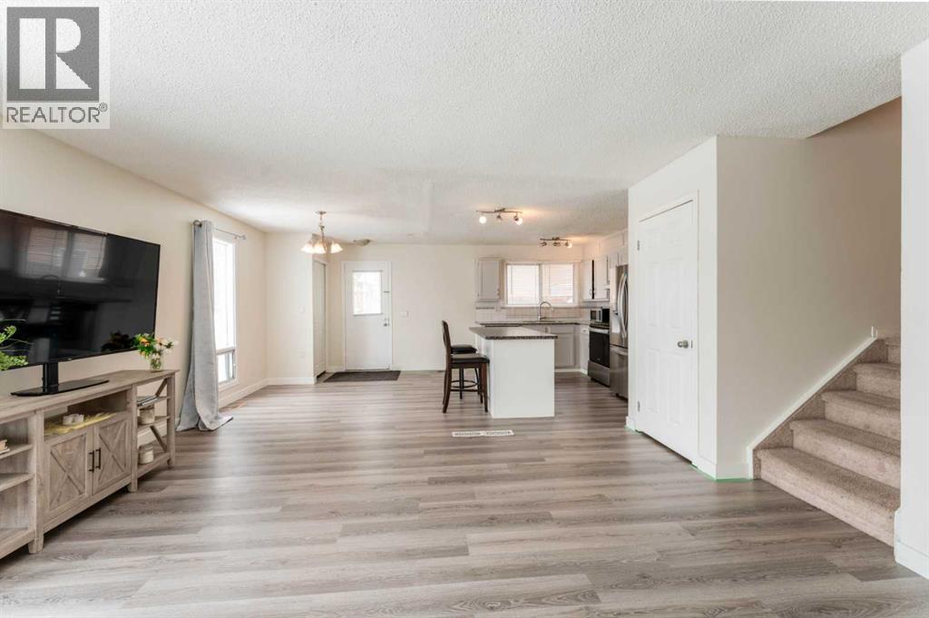 House for Sale in 147 Templewood Drive NE|Calgary, Alberta T1Y4M5 3