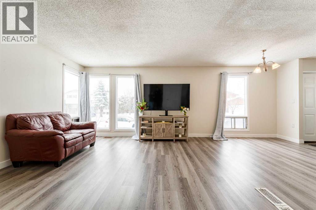 House for Sale in 147 Templewood Drive NE|Calgary, Alberta T1Y4M5 5