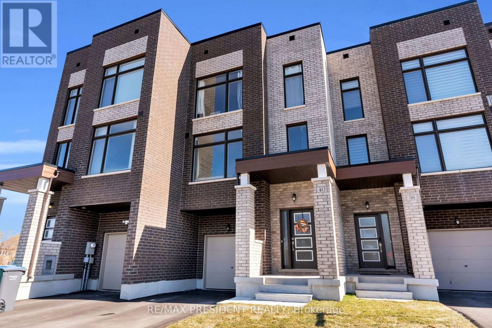 Row / Townhouse for Sale in 40 QUEENPOST DRIVE|Brampton (Credit Valley), Ontario L6Y6L2 4