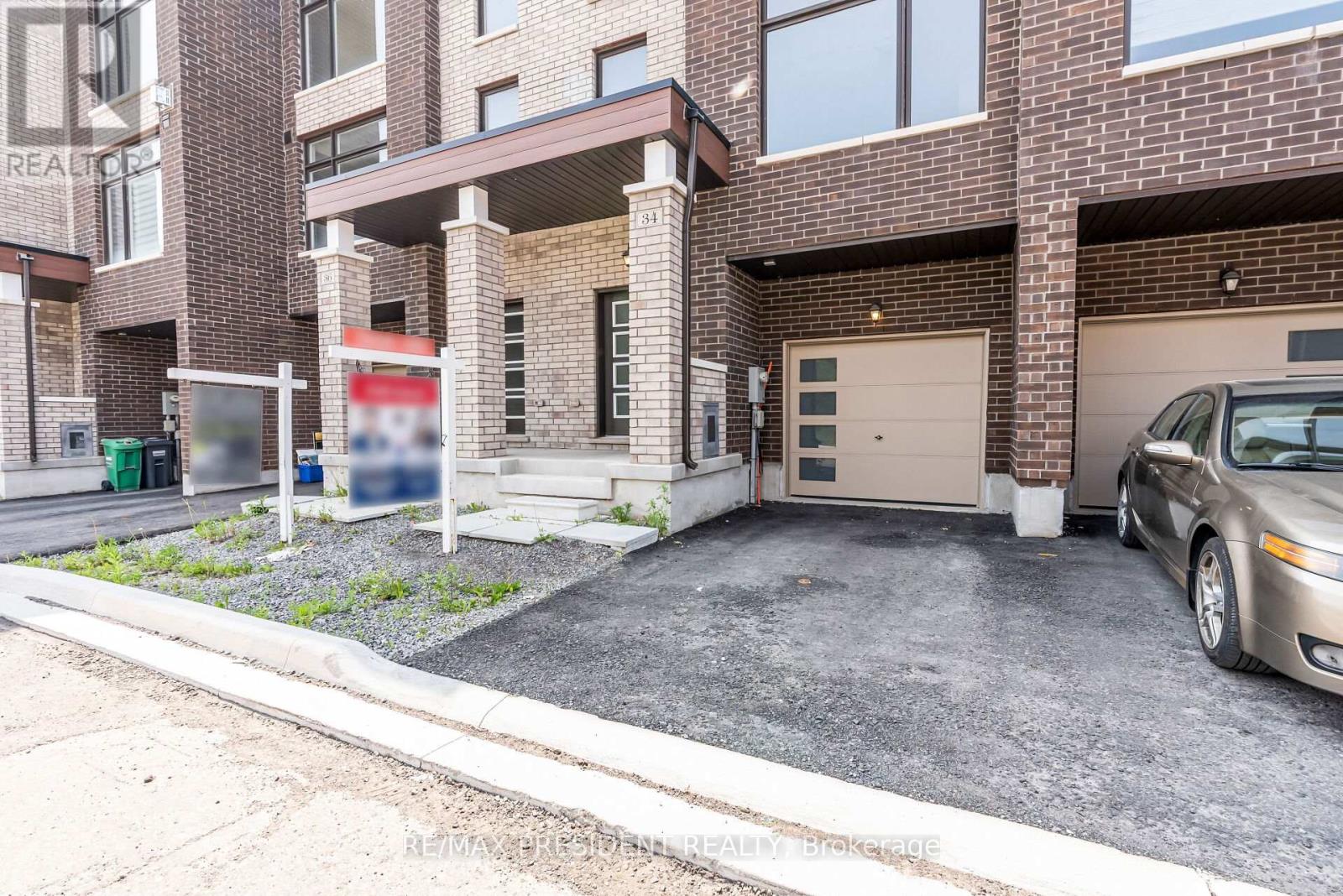 Row / Townhouse for Sale in 34 QUEENPOST DRIVE E|Brampton (Credit Valley), Ontario L6Y6L2 3