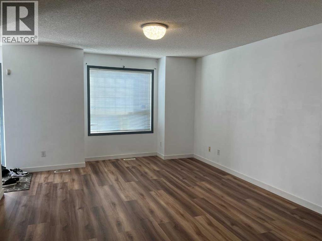 Row / Townhouse for Sale in 2102, 111 Tarawood Lane NE|Calgary, Alberta T3J5C2 3