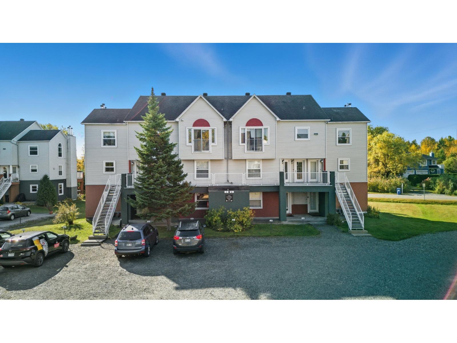 347-2316Z Place du Village, Magog, Quebec J1X6G3
