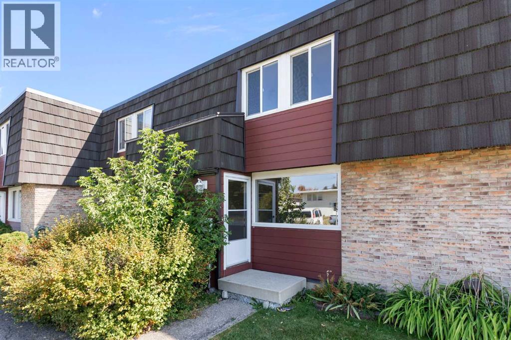 Row / Townhouse for Sale in 32, 80 Galbraith Drive SW|Calgary, Alberta T3E4Z6