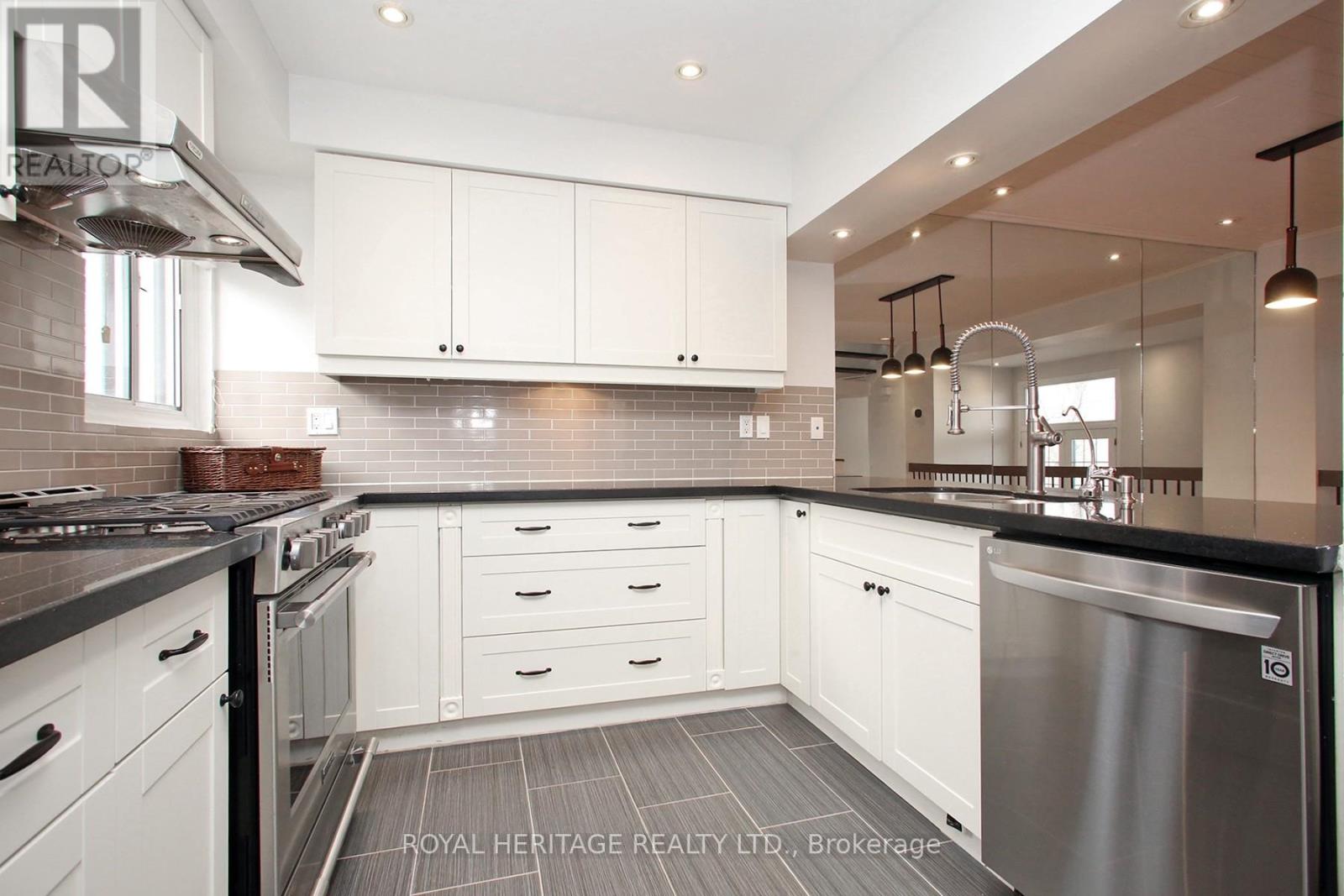 Row / Townhouse for Sale in 6 - 24 REID DRIVE|Mississauga (Streetsville), Ontario L5M2A6 5