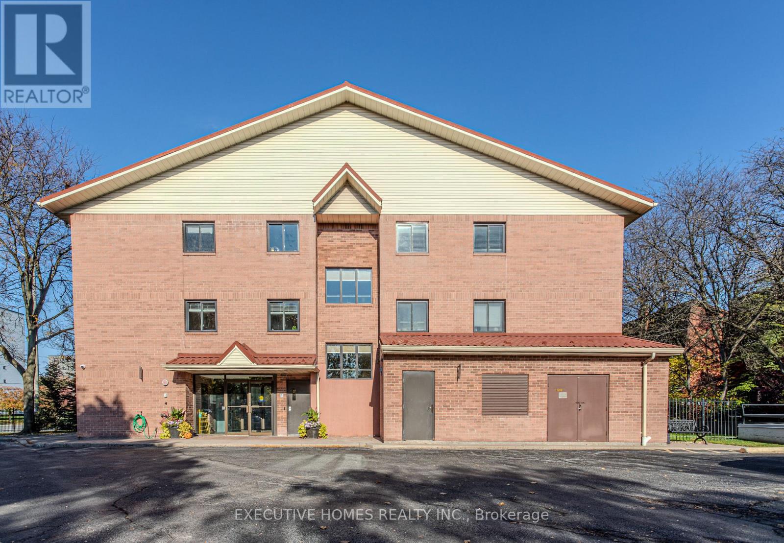 Row / Townhouse for Sale in 102 - 1275 CORNERBROOK PLACE|Mississauga (Erindale), Ontario L5C3J3