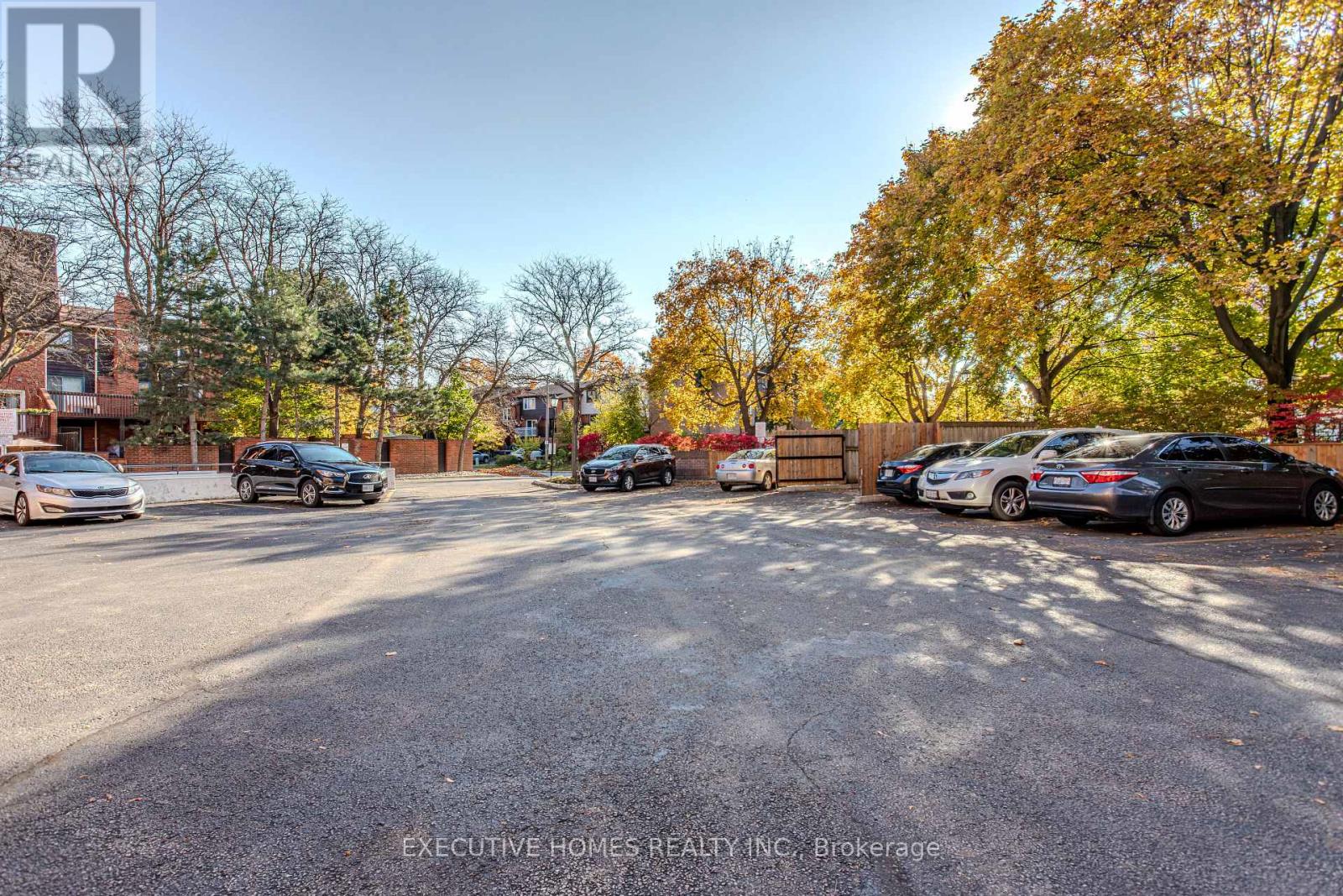 Row / Townhouse for Sale in 102 - 1275 CORNERBROOK PLACE|Mississauga (Erindale), Ontario L5C3J3 2