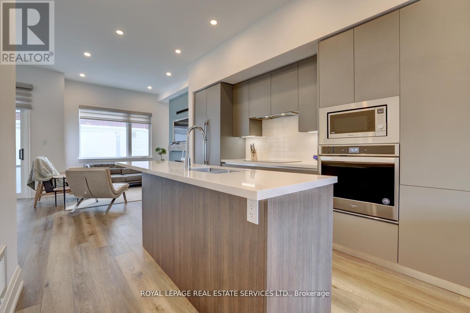 Row / Townhouse for Sale in 137 HIGH STREET W|Mississauga (Port Credit), Ontario L5H1K4 5