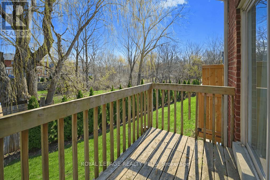Row / Townhouse for Sale in 7 - 1010 CRISTINA COURT|Mississauga (Clarkson), Ontario L5J4T7 2