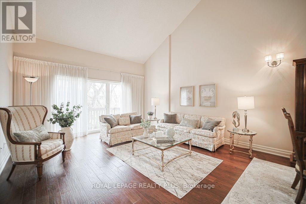 Row / Townhouse for Sale in 7 - 1010 CRISTINA COURT|Mississauga (Clarkson), Ontario L5J4T7 3