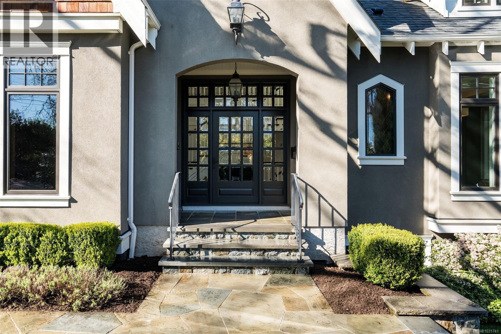 For sale: 2096 Falkland Pl, Oak Bay, British Columbia V8S4M5