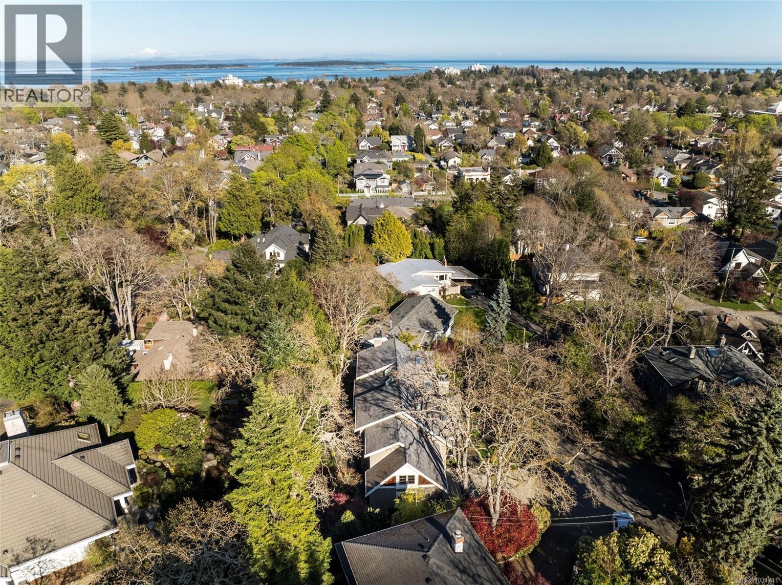 For sale: 2096 Falkland Pl, Oak Bay, British Columbia V8S4M5