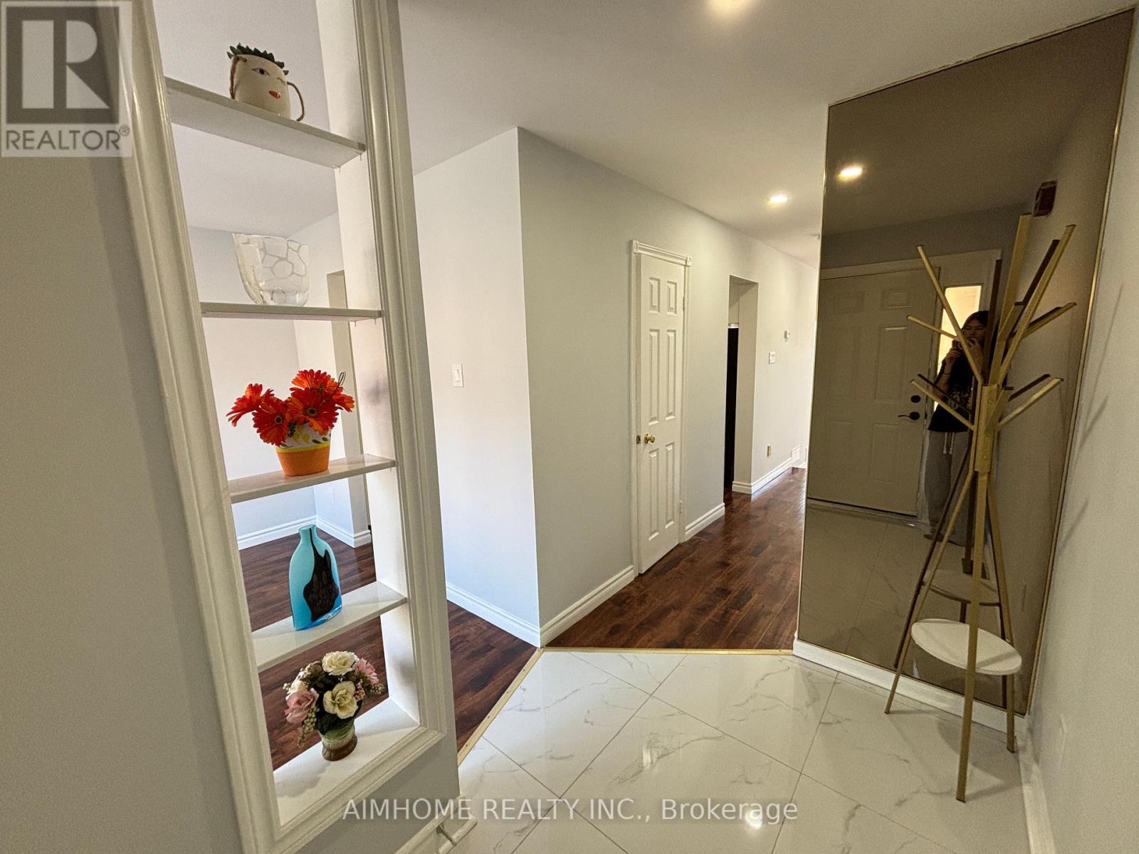 Row / Townhouse for Sale in 23 - 4635 REGENTS TERRACE|Mississauga (Hurontario), Ontario L5R1X2 2