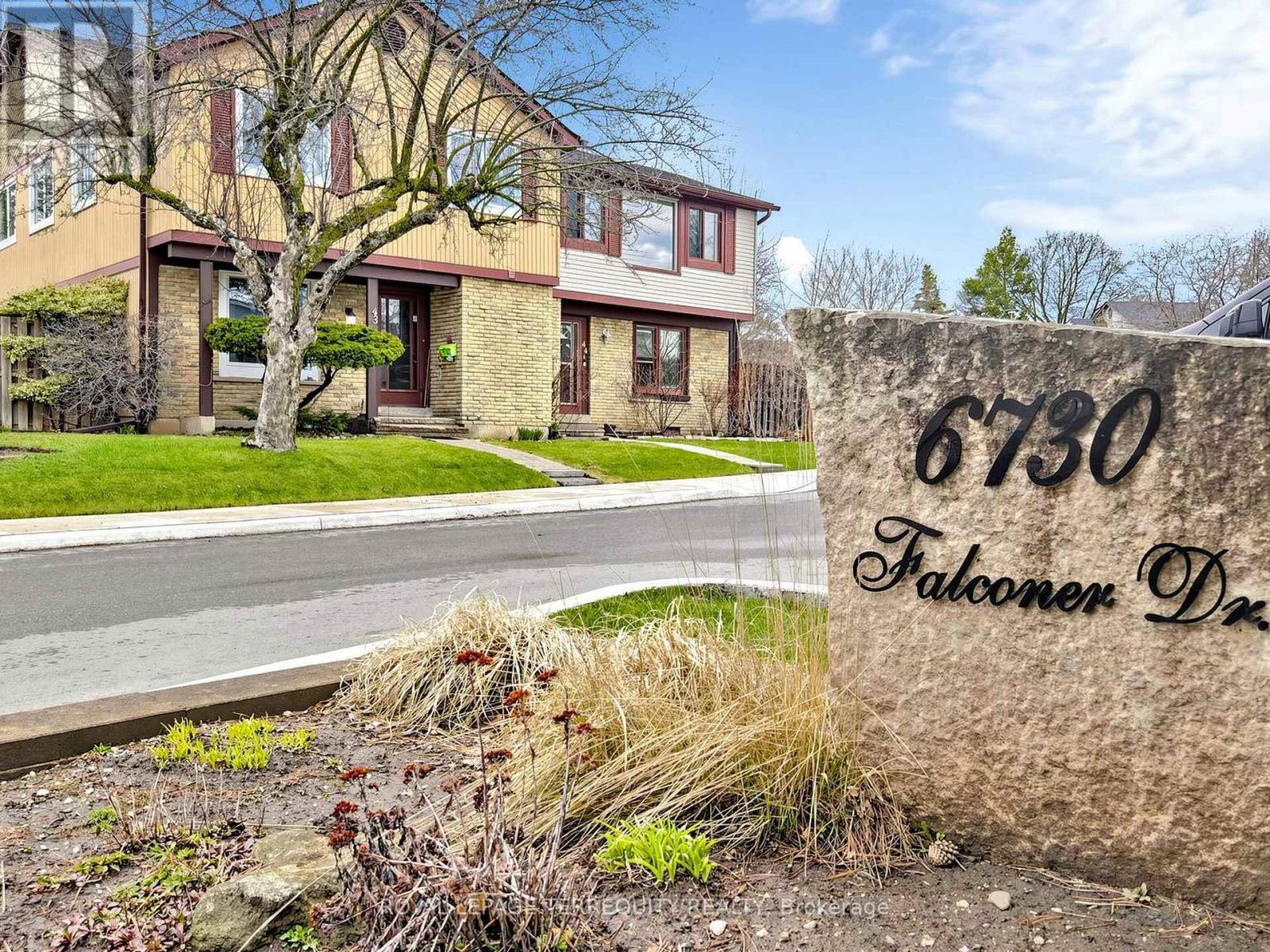 Row / Townhouse for Sale in 49 - 6730 FALCONER DRIVE|Mississauga (Streetsville), Ontario L5N1L5 2