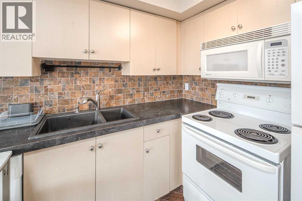 Apartment for Sale in 307, 17 Country Village Bay NE|Calgary, Alberta T3K5Z3 3