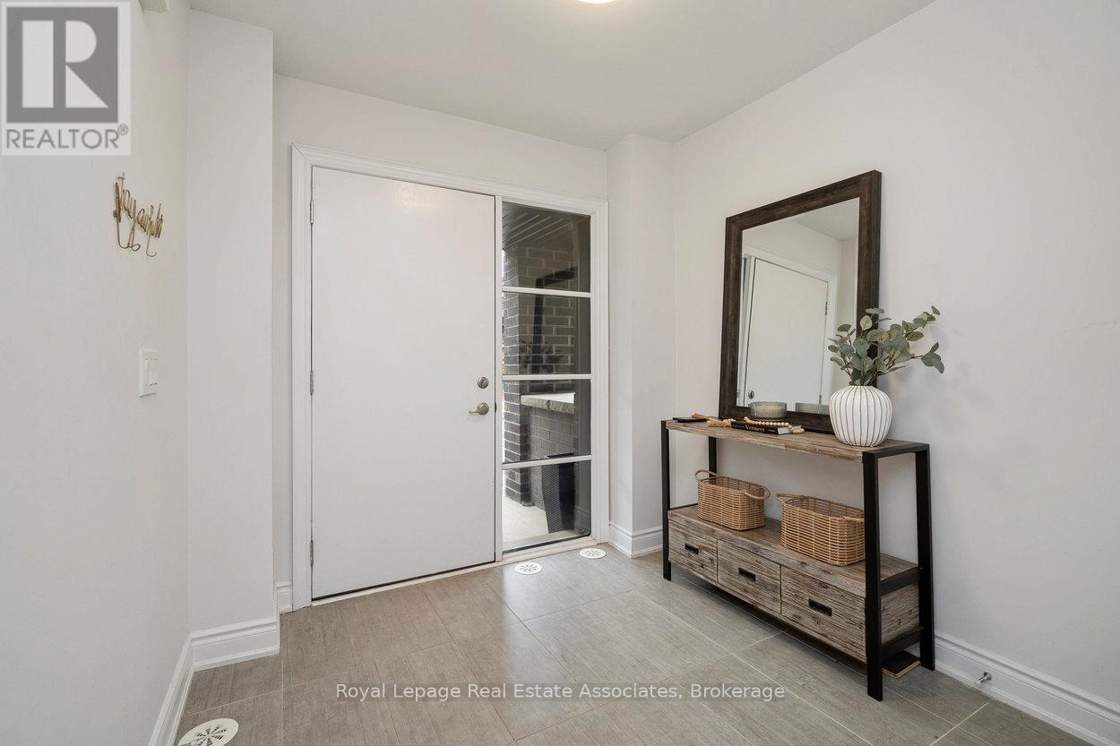 Row / Townhouse for Sale in 3076 CASCADE COMMON|Oakville (JM Joshua Meadows), Ontario L6H0R7 2