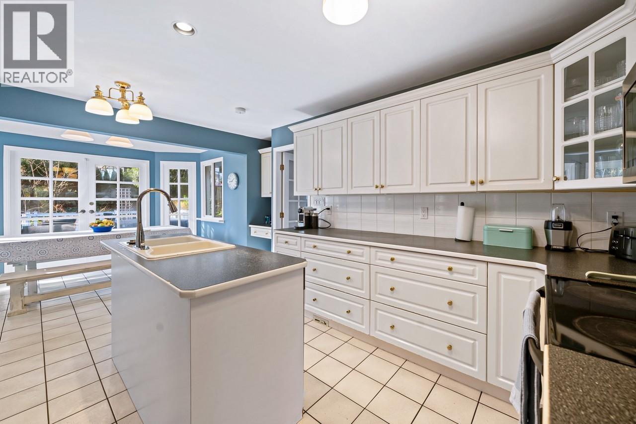 For sale: 4032 RIPPLE ROAD, West Vancouver, British Columbia V7V3K9 ...