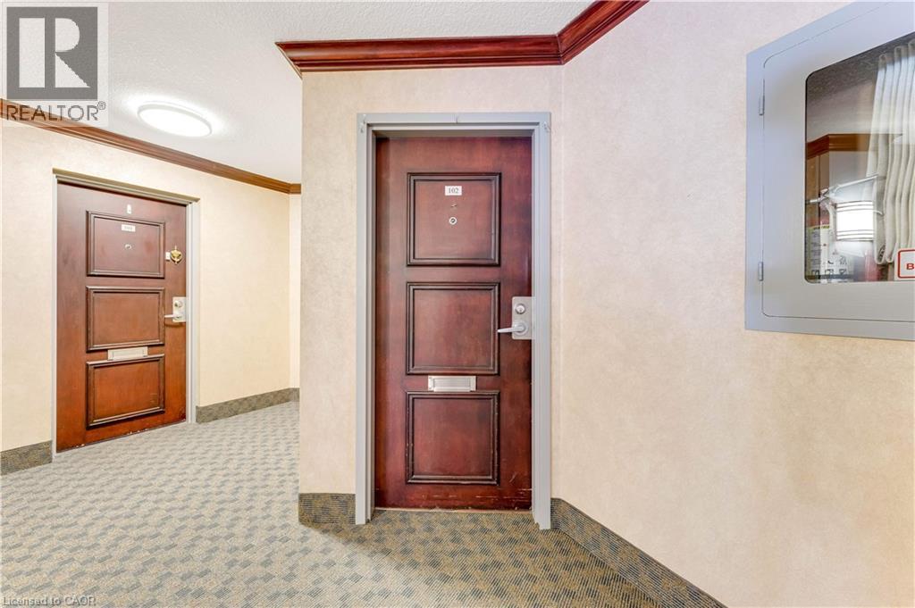 For sale: 250 GLENRIDGE Drive Unit# 102, Waterloo, Ontario N2J4H8