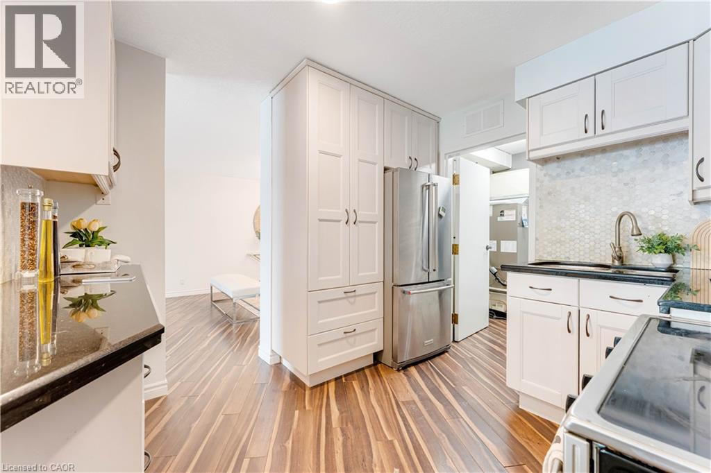 雪龍ページ For sale: 250 GLENRIDGE Drive Unit# 102, Waterloo, Ontario N2J4H8