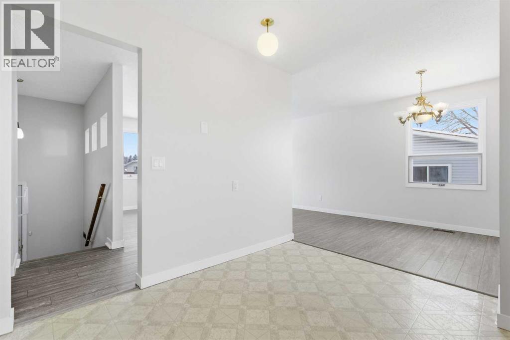 House for Sale in 32 Fonda Mews SE|Calgary, Alberta T2A5S5 4