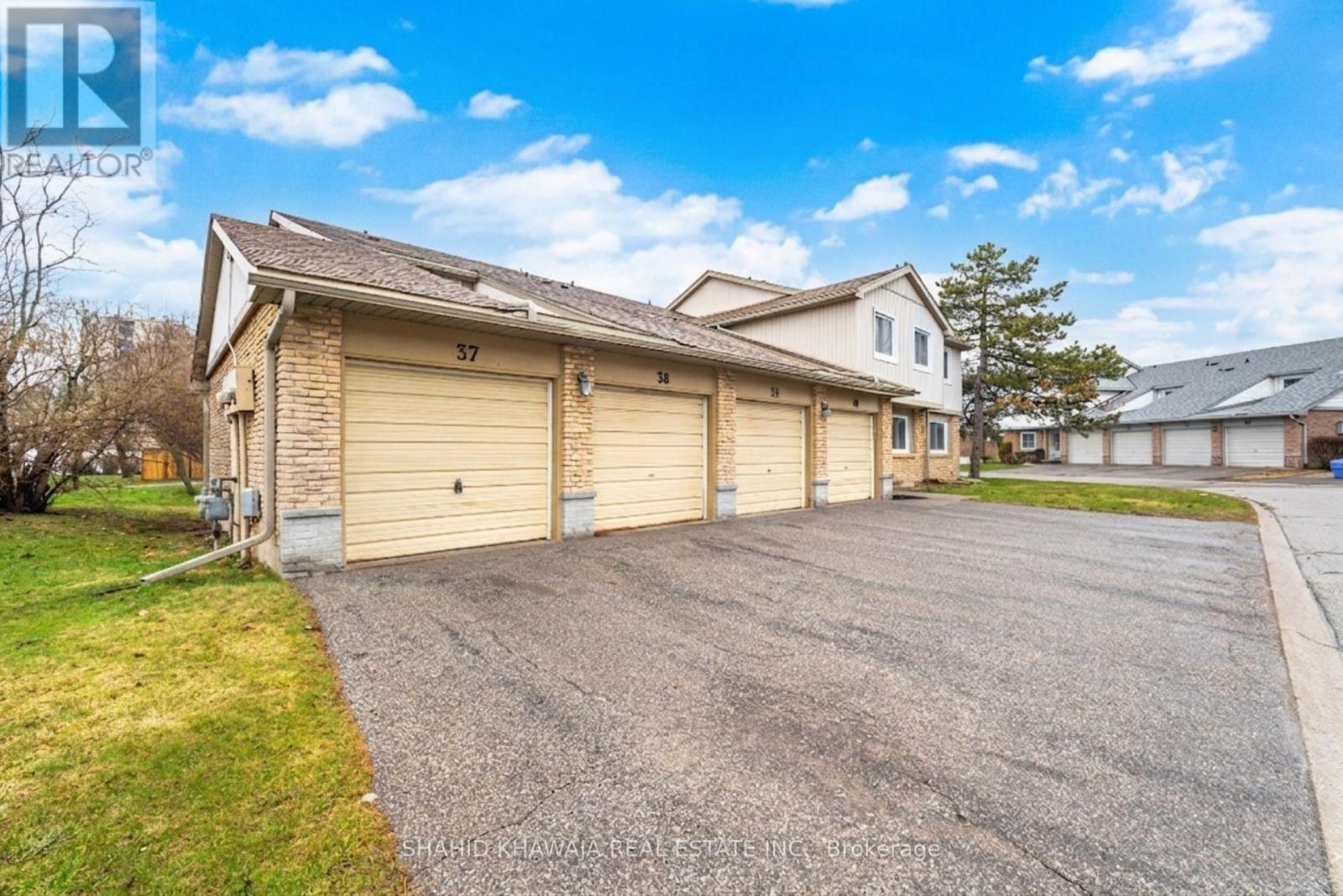 Row / Townhouse for Sale in 37 - 6777 FORMENTERA AVENUE|Mississauga (Meadowvale), Ontario L5N2M3 2