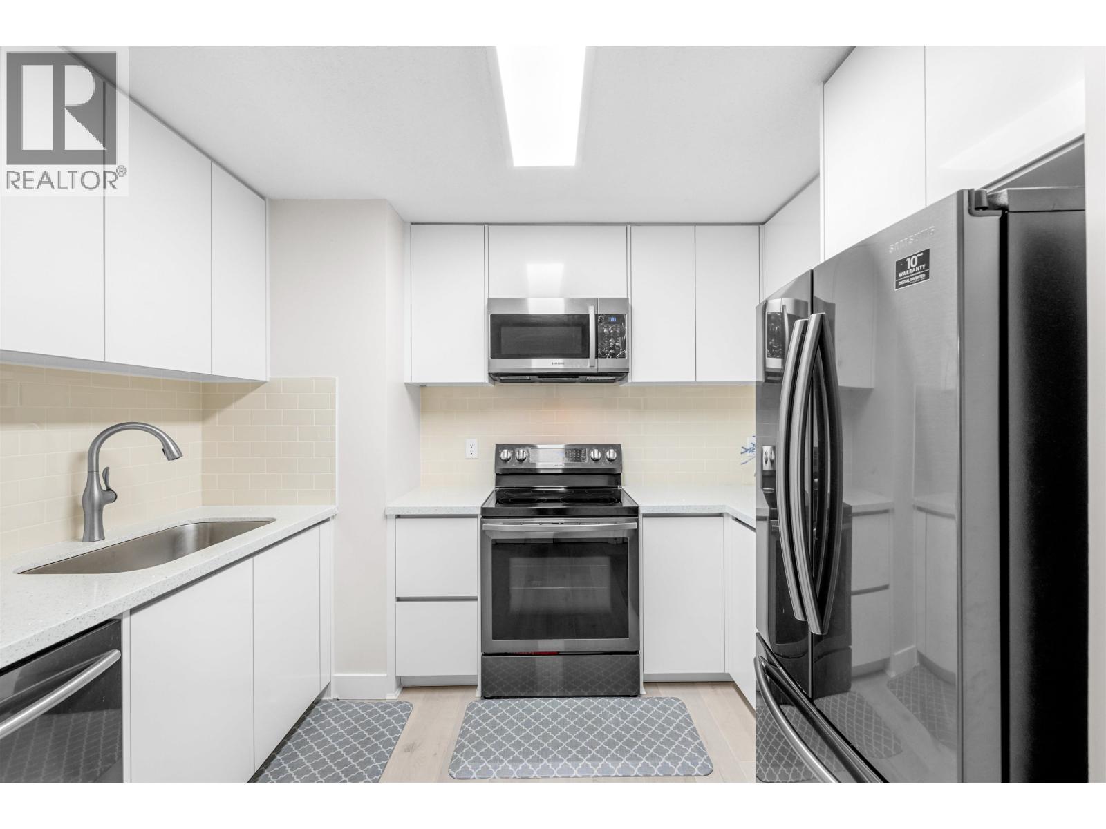 206 3668 RAE AVENUE|Vancouver, British Columbia V5R6A7