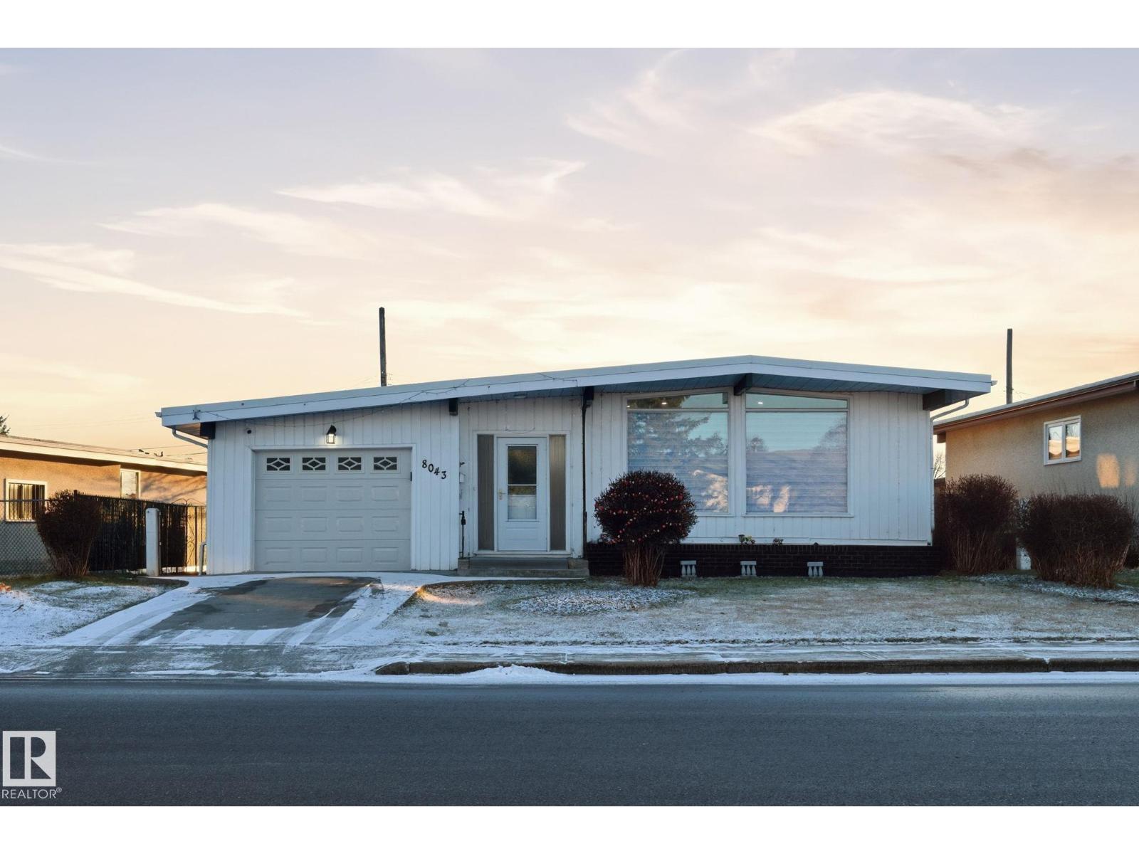 For sale: 8043 135 AV NW, Edmonton, Alberta T5C2H3 - E4482135