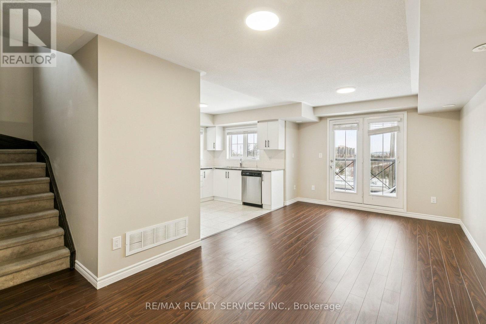 Row / Townhouse for Sale in 22 - 2504 POST ROAD|Oakville (RO River Oaks), Ontario L6H0G6 3