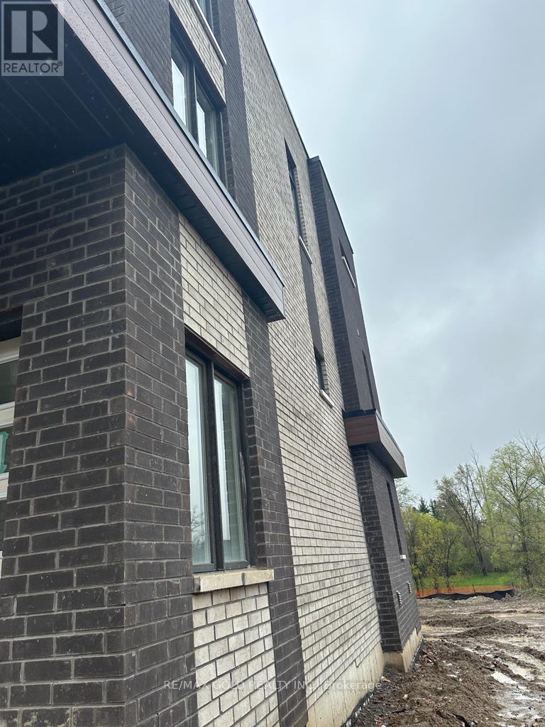 Row / Townhouse for Sale in 43 QUEENPOST DRIVE|Brampton (Credit Valley), Ontario L6Y6L2 2