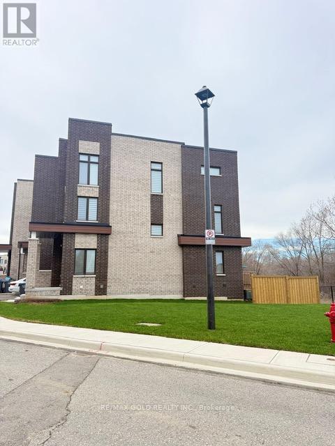 Row / Townhouse for Sale in 43 QUEENPOST DRIVE|Brampton (Credit Valley), Ontario L6Y6L2 3