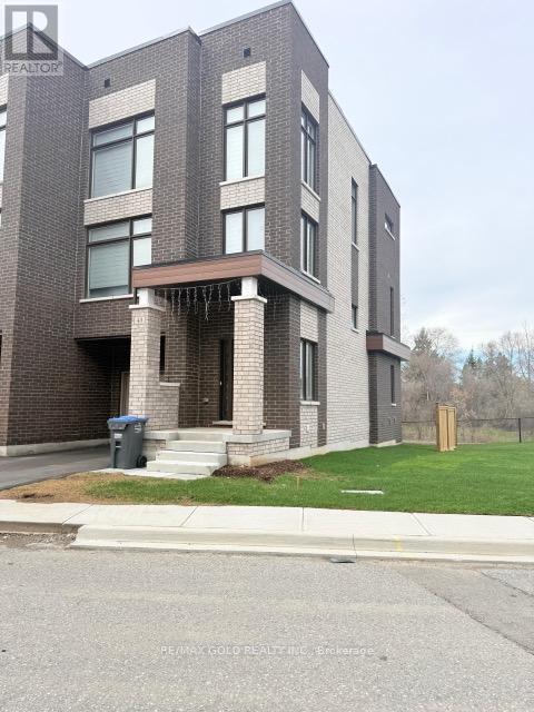 Row / Townhouse for Sale in 43 QUEENPOST DRIVE|Brampton (Credit Valley), Ontario L6Y6L2 4