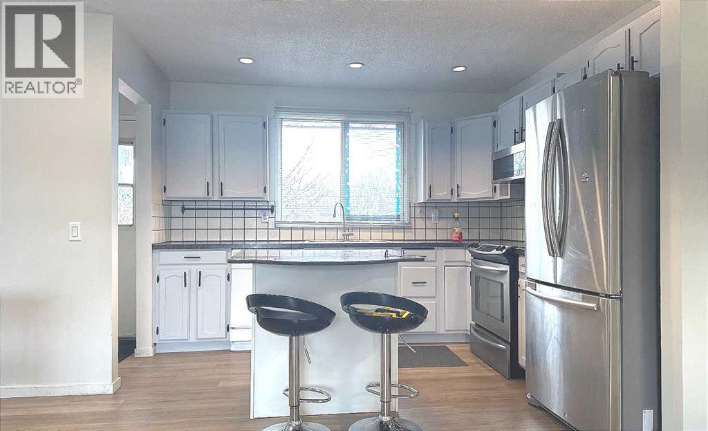 House for Sale in 2715 41A Avenue SE|Calgary, Alberta T2B2M1 2