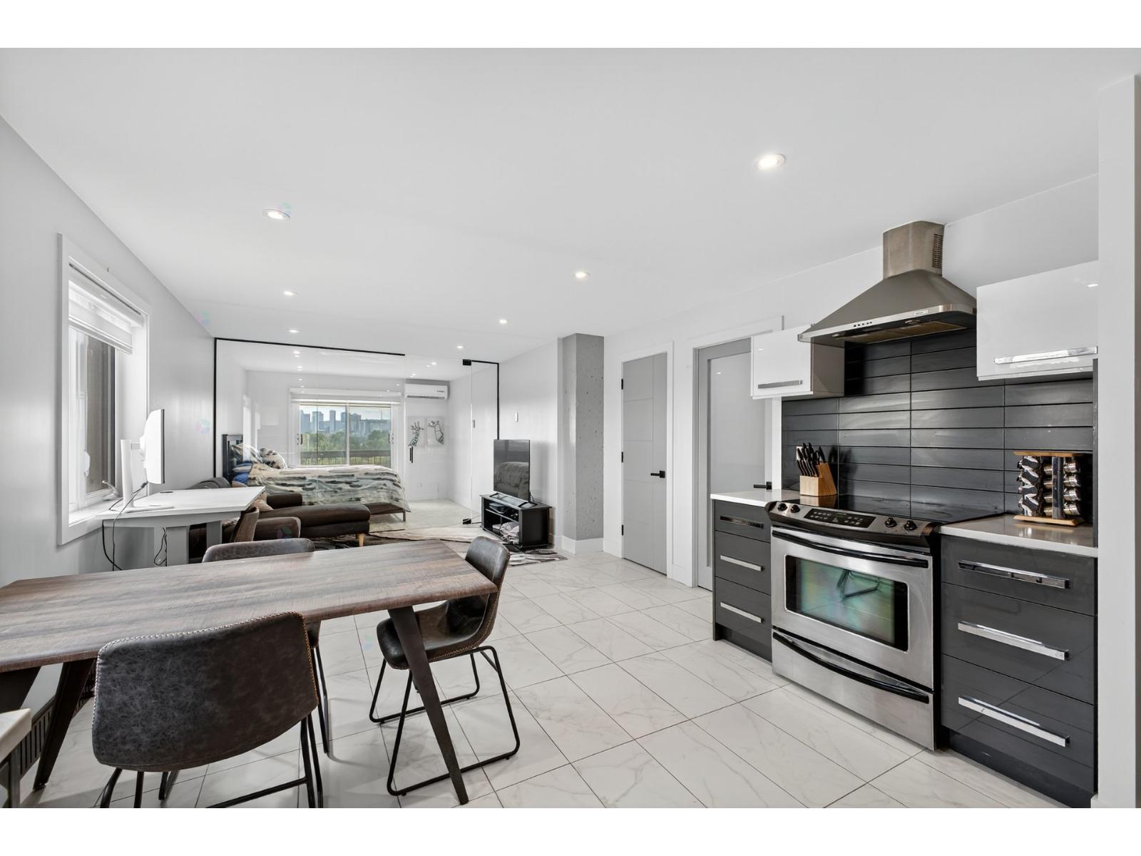 231 Rue Riverside, #703, Saint-Lambert, Quebec J4P1A3
