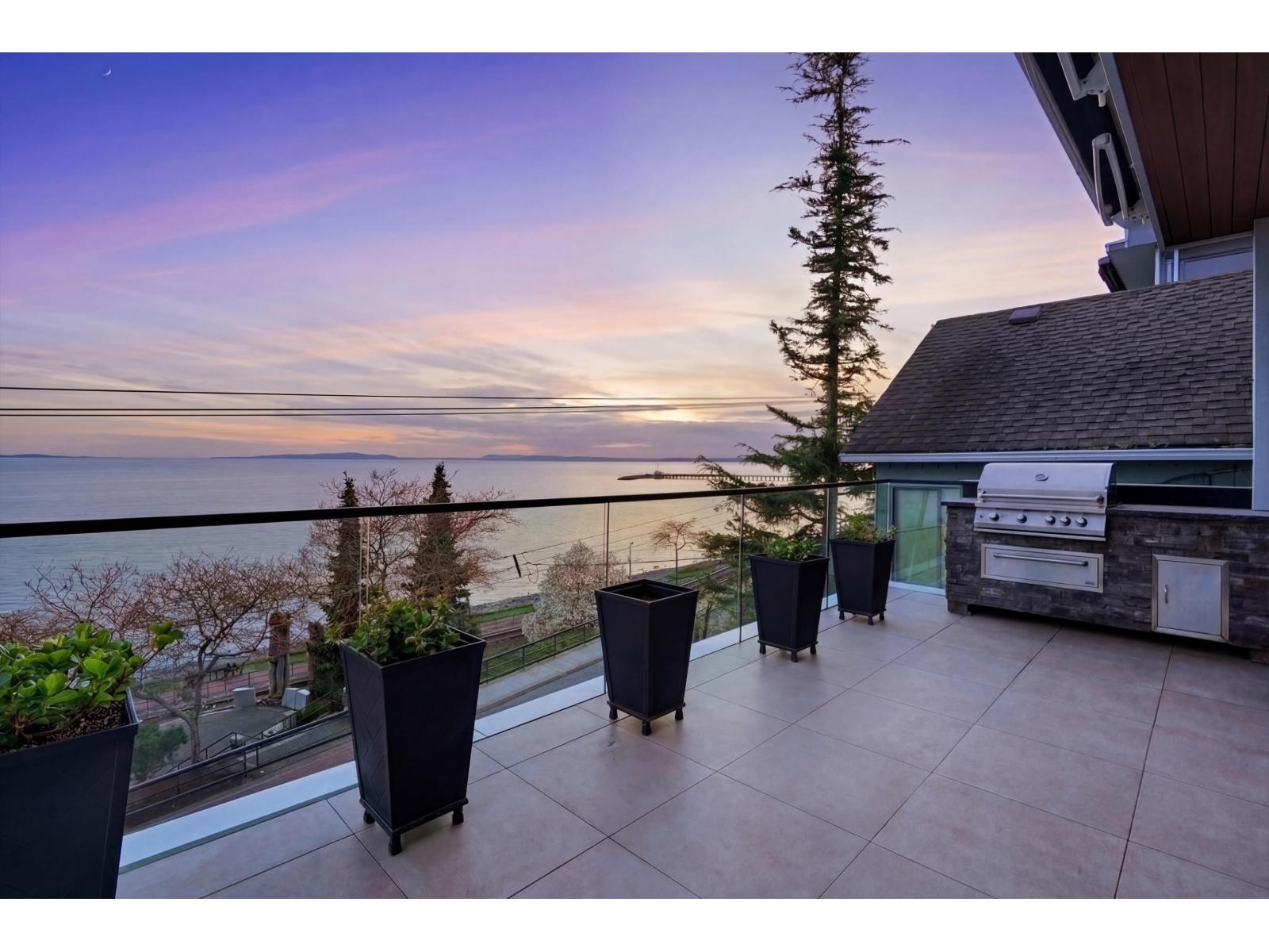 For sale: 15377 MARINE DRIVE, White Rock, British Columbia V4B1C8