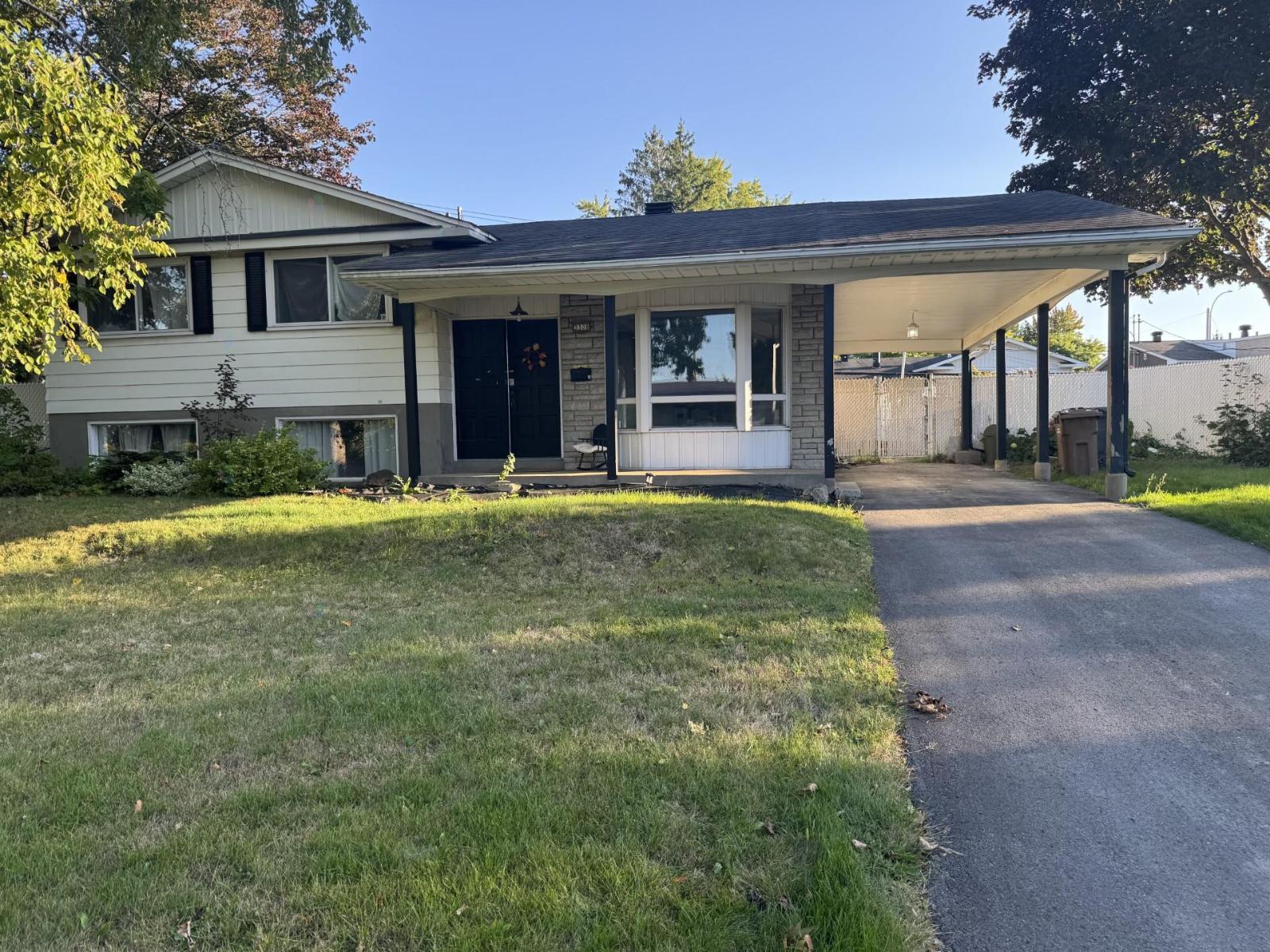 3308 Rue Flavie, Laval (Fabreville), Quebec H7P1R5