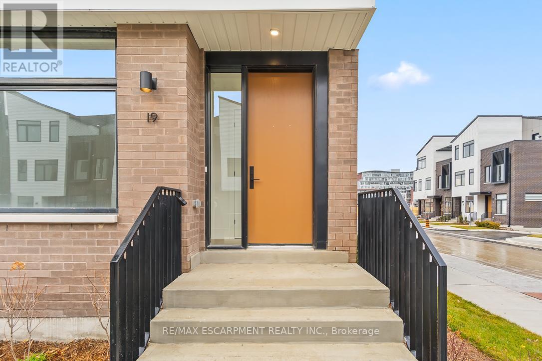 Row / Townhouse for Sale in 19 - 20 LOU PARSONS WAY|Mississauga (Port Credit), Ontario L5H0B2 2