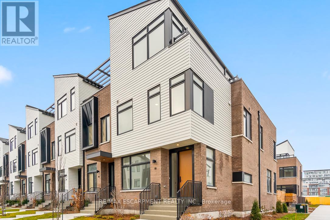 Row / Townhouse for Sale in 19 - 20 LOU PARSONS WAY|Mississauga (Port Credit), Ontario L5H0B2