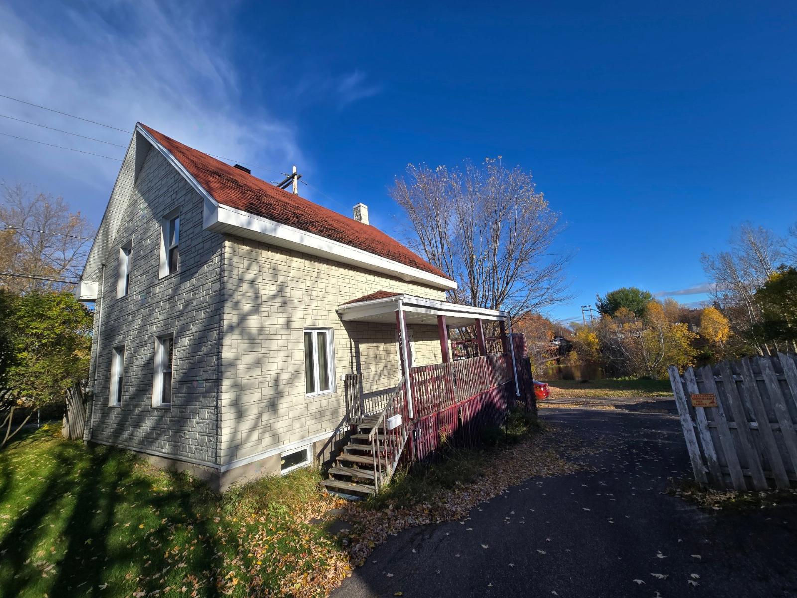 2213 Rue St-Maurice, Saguenay (Jonquière), Quebec G8A1T3