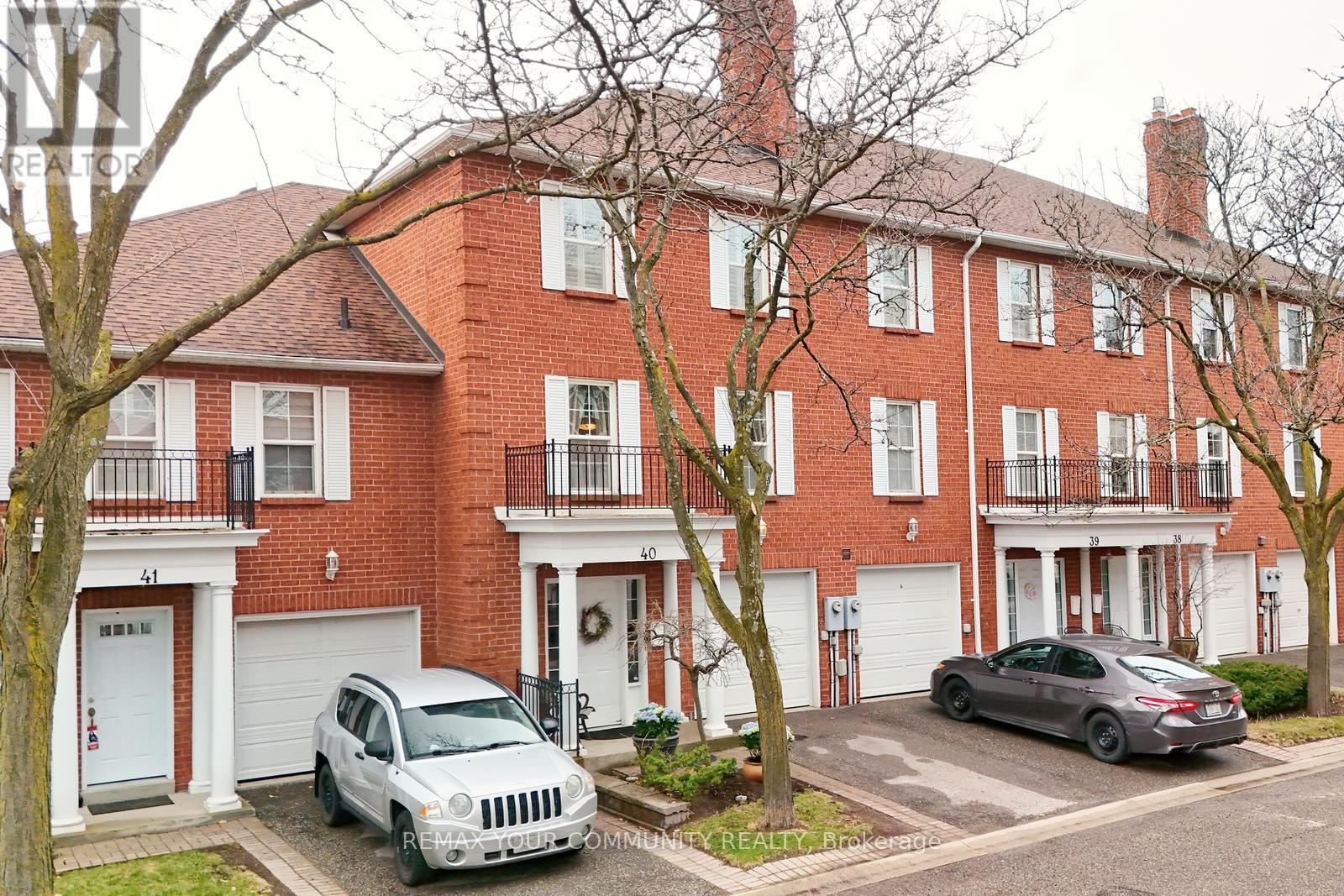 Row / Townhouse for Sale in 40 - 40 STORNWOOD COURT NE|Brampton (Fletcher's Creek South), Ontario L6W4H5 2